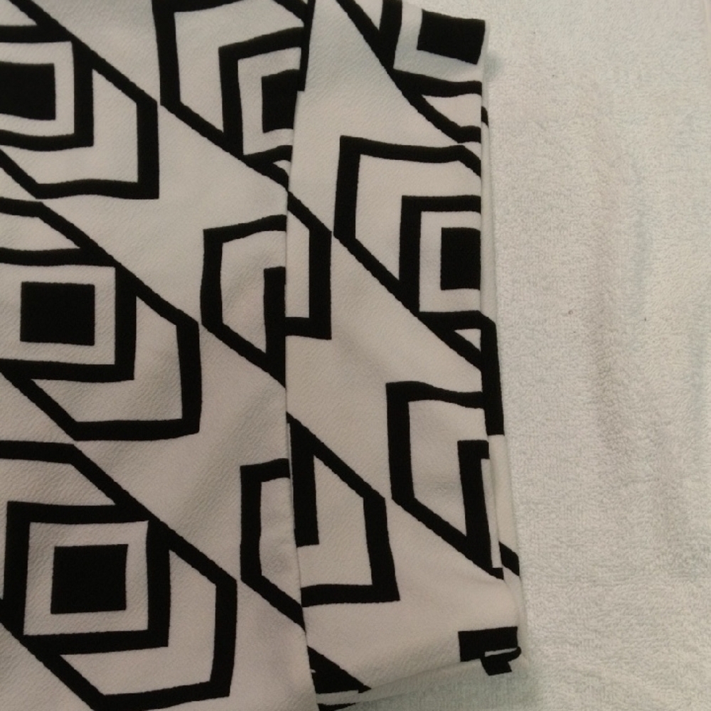 Geometric Black and White Skirt - Picture 5 of 5
